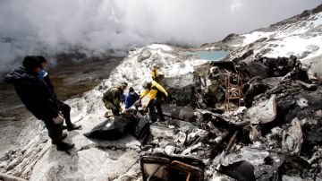 Rescatistas recuperan los cuerpos del helicóptero que se estrelló contra la montaña Mama Rosa, ayer.