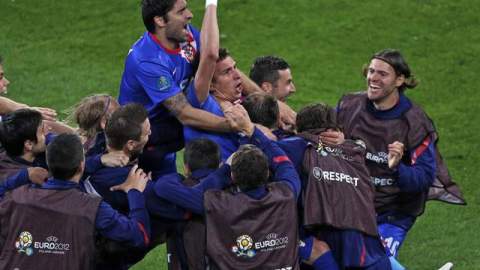 Mario Mandzukic, 'enterrado' por sus compañeros, festeja con el puño en alto después de anotar ayer el 3-1 y su segundo gol sobre Irlanda. Croacia se inyectó optimismo para su partido del jueves contra Italia.