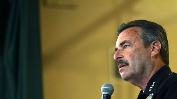 Charlie Beck (izq.), jefe del LAPD, pidió a los conductores que tengan su seguro de auto al día.