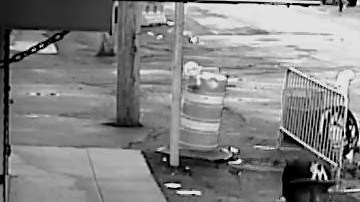 La última vez que fue visto vestía pantalones verdes, camiseta oscura y una gorra de béisbol de Miami Marlins.