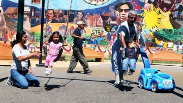 Una familia disfruta de una tarde de recreación en el Parque Unidad, en Beverly Blvd., que recibirá una inversión de 128 mil dólares.