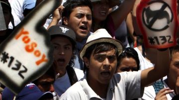 Integrantes del movimiento #Yosoy132, realizaron una marcha del Zócalo capitalino al Ángel de la Independencia.