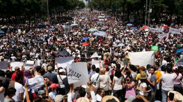 El movimiento #Yosoy132 salió a las calles de diferentes ciudades del país para expresar su rechazo a la candidatura de Enrique peña Nieto del PRI y en demanda de democratización de la vida nacional.