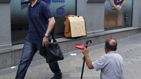 La crisis española tocó fondo y los bancos recibieron la ayuda del denominado Eurogrupo para salvar la economía en crisis. La mendicidad en Madrid ha sido evidente en las últimas semanas frente a las instituciones bancarias.