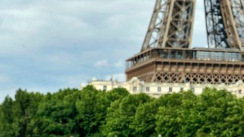 Rafael Nadal posa con el trofeo de Roland Garros en París.