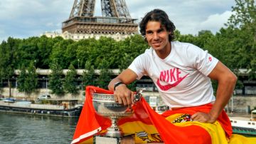 Rafael Nadal posa con el trofeo de Roland Garros en París.