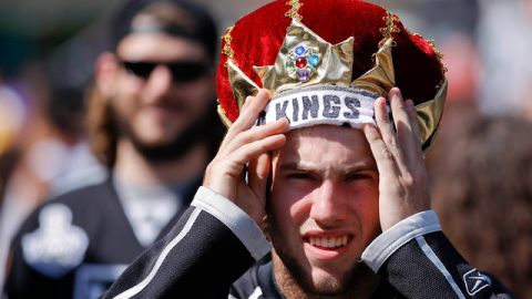Jeff Hawke sostiene una corona en apoyo al equipo de los Kings, a su llegada al Staples Center, sede del juego 6 de la final de NHL.