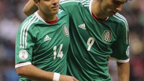 Javier Hernández (i) celebra con su compañero Aldo de Nigris (d) después de anotar ante Guyana el pasado 8 de junio.