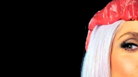 Lady Gaga es fomosa, entre muchas cosas, por mostrar extravagantes sombreros, como este de carne de res.