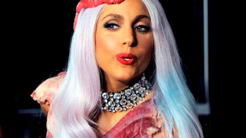 Lady Gaga es fomosa, entre muchas cosas, por mostrar extravagantes sombreros, como este de carne de res.