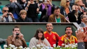 Nadal da rienda suelta a su júbilo después de doblegar a Djokovic.