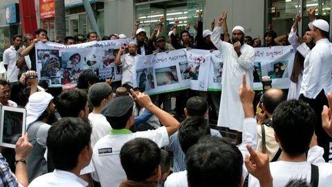 Sirios en Tailandia se suman a las decenas de locales que se manifestaron contra matanza de niños en la provincia siria de Homs .