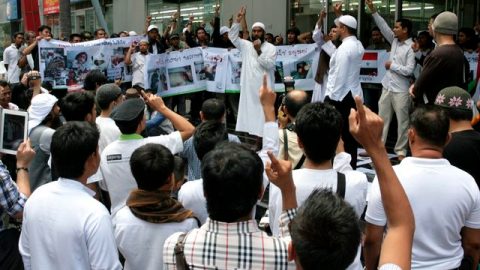 Sirios en Tailandia se suman a las decenas de locales que se manifestaron contra matanza de niños en la provincia siria de Homs .