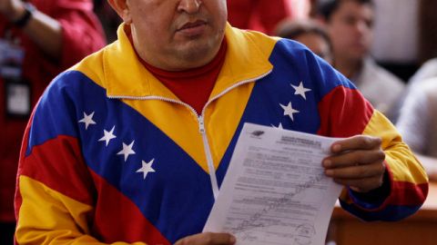 El presidente de Venezuela, Hugo Chávez, muestra su certificado de inscripción en el proceso electoral de su país.