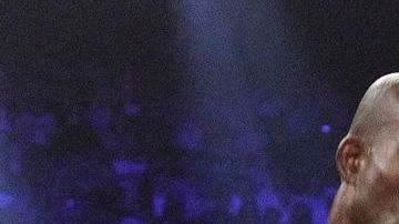 Many Pacquiao conecta un golpe a Timothy Bradley en el segundo round.