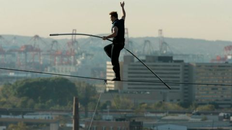 Nik Wallenda, cuando usó un cable a 12 pisos de altura en una calle en Newark, en el 2008.