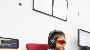 Miguel Barragán, de 5 años, recibe tratamiento visual y auditivo en un centro de Encino. Junto a él su terapista.