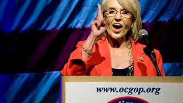 La gobernadora participando en la conferencia del partido republicano en el Condado de Orange en California.