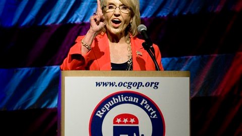 La gobernadora participando en la conferencia del partido republicano en el Condado de Orange en California.