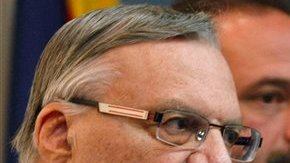 Imagen de archivo del 1 de Marzo de 2012, cuando Arpaio presentó documentos para analizar la ciudadanía del Presidente Obama.