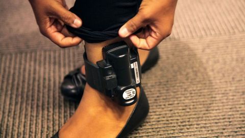 Una mujer usa un grillete para que el ICE monitoree sus movimientos.