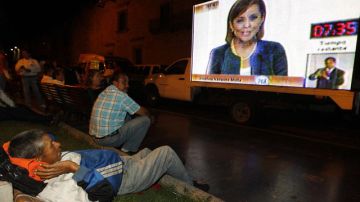 Varios mexicanos observan en pantalla gigante una intervención de la candidata Josefina Vazquez Mota del Partido Acción Nacional (PAN) el domingo en el segundo debate presidencial.
