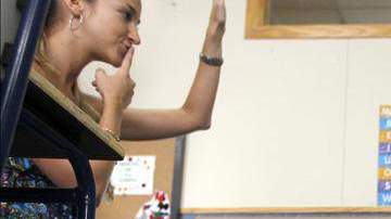 La demanda fue presentada ante la incapacidad de varios padres de alumnos de entender importantes comunicaciones de la escuela de sus hijos que estaban sólo en inglés.