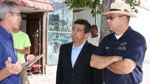 El concejal Danny Solís en un evento para limpiar y embellecer la Plaza Tenochtitlán.