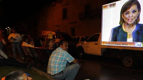 Varios mexicanos observan en pantalla gigante una intervención de la candidata Josefina Vazquez Mota, del Partido Acción Nacional (PAN), el domingo, en el segundo debate presidencial.