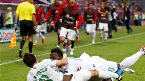 Los lusitanos por poco ven como el delantero danés Bendtner les echa a perder la fiesta.