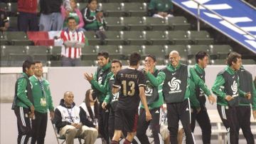 México vence con poco brillo a El Salvador y es líder del grupo B.