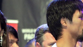 Manny Pacquiao (izq.) y Timothy Bradley (der.) posan frente a frente en la ceremonia de pesaje ayer. El campeón pesó 147 libras y el retador 146.