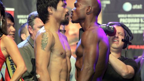 Manny Pacquiao (izq.) y Timothy Bradley (der.) posan frente a frente en la ceremonia de pesaje ayer. El campeón pesó 147 libras y el retador 146.