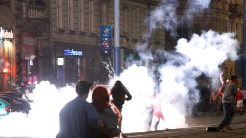 Aficionados polacos chocan con la policía en una jornada violenta en la que también se enfrentaron a los hinchas rusos.