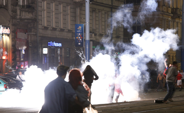 Aficionados polacos chocan con la policía en una jornada violenta en la que también se enfrentaron a los hinchas rusos.