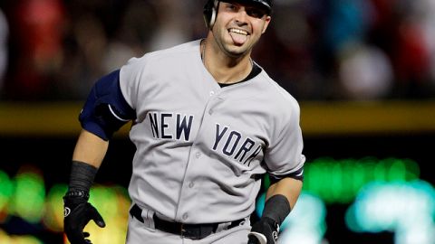 Nick Swisher recorre las bases tras pegar el jonrón de dos carreras que puso en ventaja a los Yankees en el octavo inning. Nueva York venció 6-4 a Atlanta.