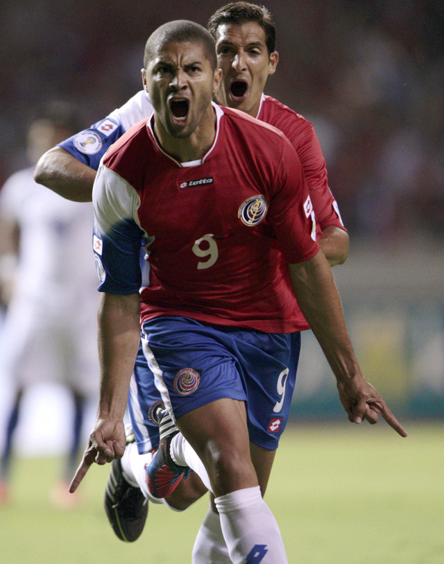 El  delantero de la selección de Costa Rica, Álvaro Saborío, celebra a grito abierto uno de los tres goles anotados al cuadro de Guyana.