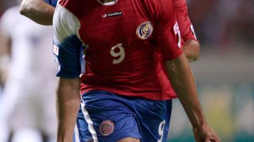 El  delantero de la selección de Costa Rica, Álvaro Saborío, celebra a grito abierto uno de los tres goles anotados al cuadro de Guyana.
