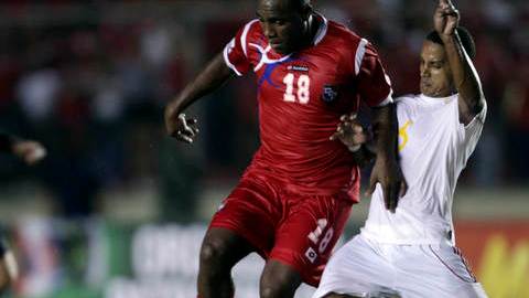 El cubano Yoel Colome se adelanta para ganar el balón al panameño Luis Tejada en el choque de ayer en el Estadio Rommel Fernández.