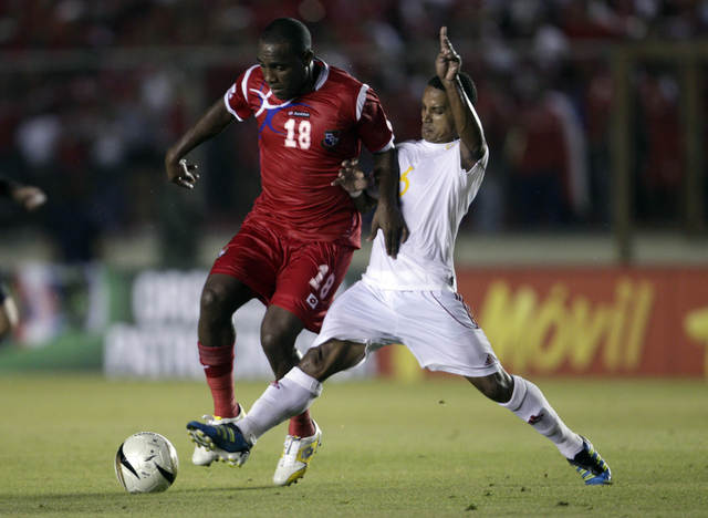 El cubano Yoel Colome se adelanta para ganar el balón al panameño Luis Tejada en el choque de ayer en el Estadio Rommel Fernández.