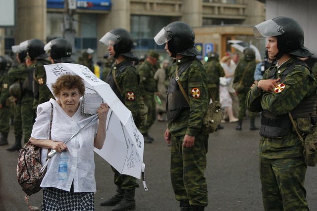 Decenas de miles de rusos se echaron a las calles en la 'Marcha de los Millones', arriesgándose a recibir sanciones y multas.