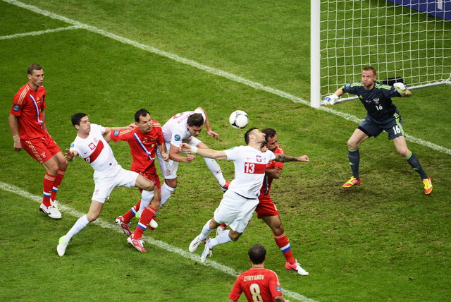 Marcin Wasilewski (13) intenta anotar ante Rusia en el juego del Grupo A de la Eurocopa 2012, en Varsovia.