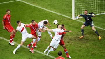 Marcin Wasilewski (13) intenta anotar ante Rusia en el juego del Grupo A de la Eurocopa 2012, en Varsovia.