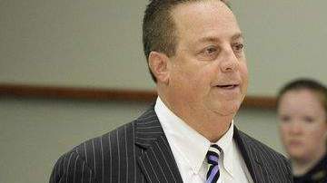 El oficial de la Policía de Nueva York, Richard Haste (centro), junto a sus abogados en la corte.