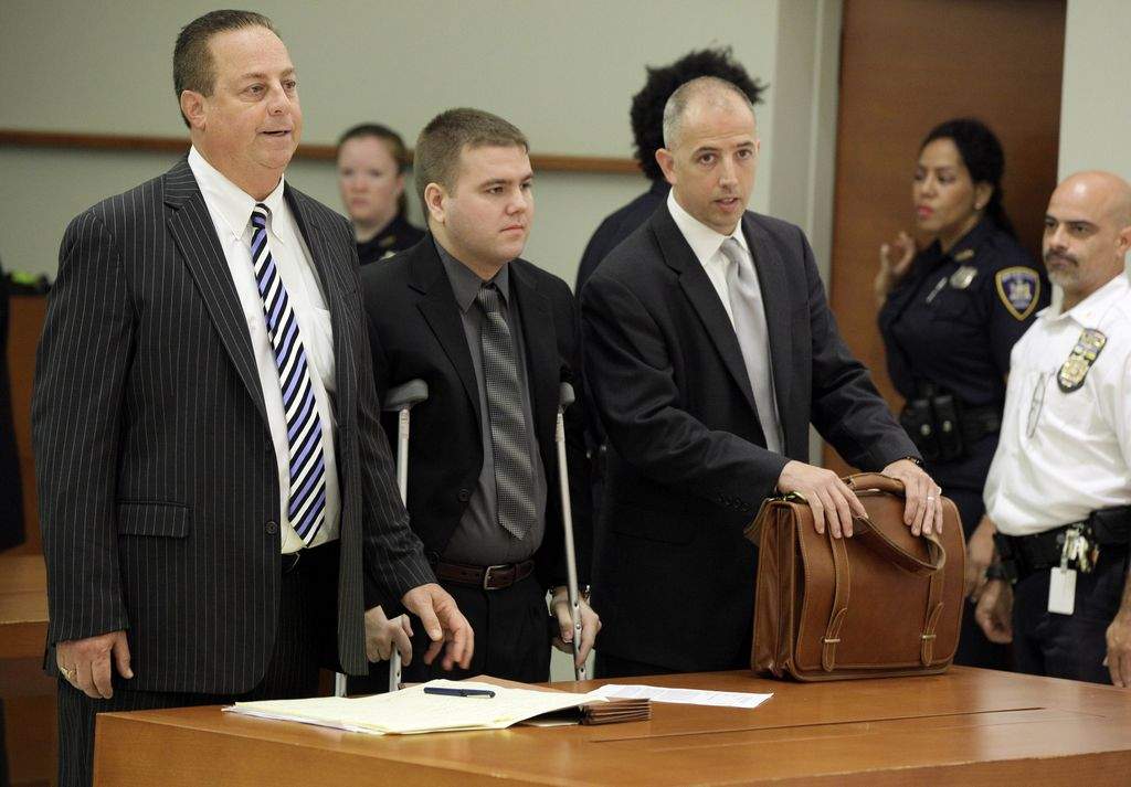El oficial de la Policía de Nueva York, Richard Haste (centro), junto a sus abogados en la corte.