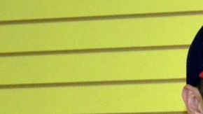 El mexicano Lorenzo Arroyo, de 35 años, que padece de amiloidosis y aguarda un trasplante de riñón bebe agua junto a su tía Catalina Arroyo.