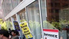 Activistas comunitarios transportaron  bolsas llenas de desperdicios al New York Mellon Bank, en el centro de Los Angeles.