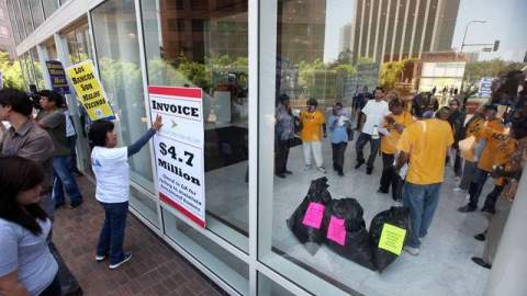 Activistas comunitarios transportaron  bolsas llenas de desperdicios al New York Mellon Bank, en el centro de Los Angeles.
