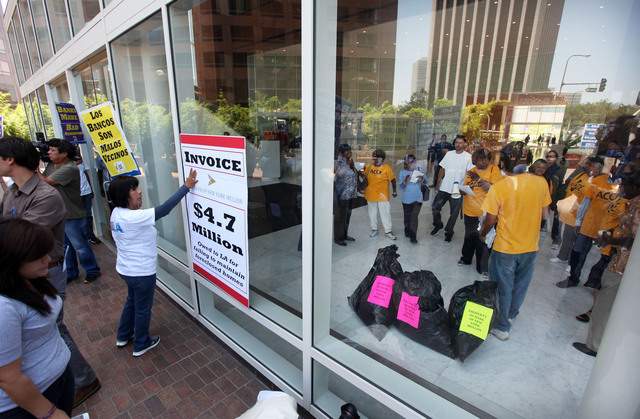 Activistas comunitarios transportaron  bolsas llenas de desperdicios al New York Mellon Bank, en el centro de Los Angeles.