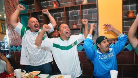 Aficionados al futbol se reunieron  para apoyar a su selección en uno de los juegos que es considerado ya como un clásico de la región.